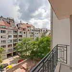 Bright And Newly Refurbished Apartment Near Center