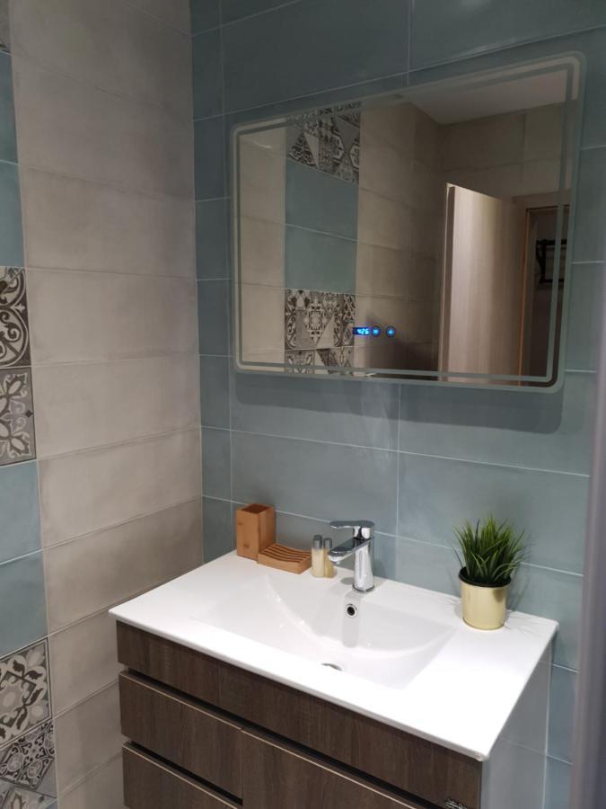 Bright And Newly Refurbished Near Center *