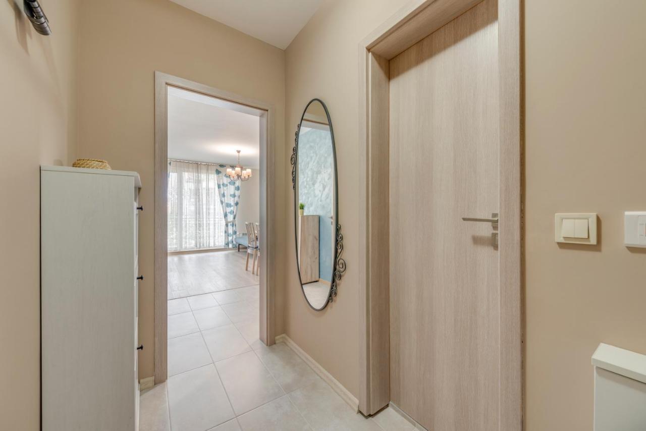 Bright And Newly Refurbished Near Center *